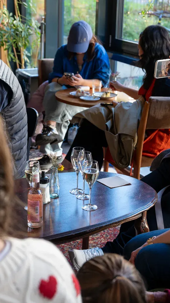 Gäste bei einem Event im kate Café Erfurt – Sektgläser auf dem Tisch, entspannte Stimmung