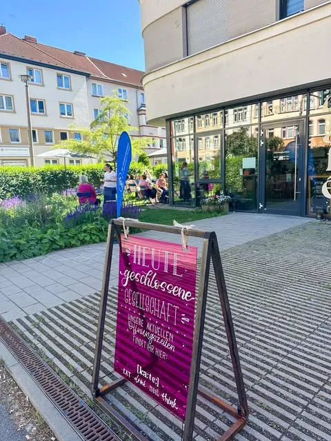 Instagram-Post: Außenansicht der [ka:te:] mit Garten und Aufsteller „Heute geschlossene Gesellschaft“