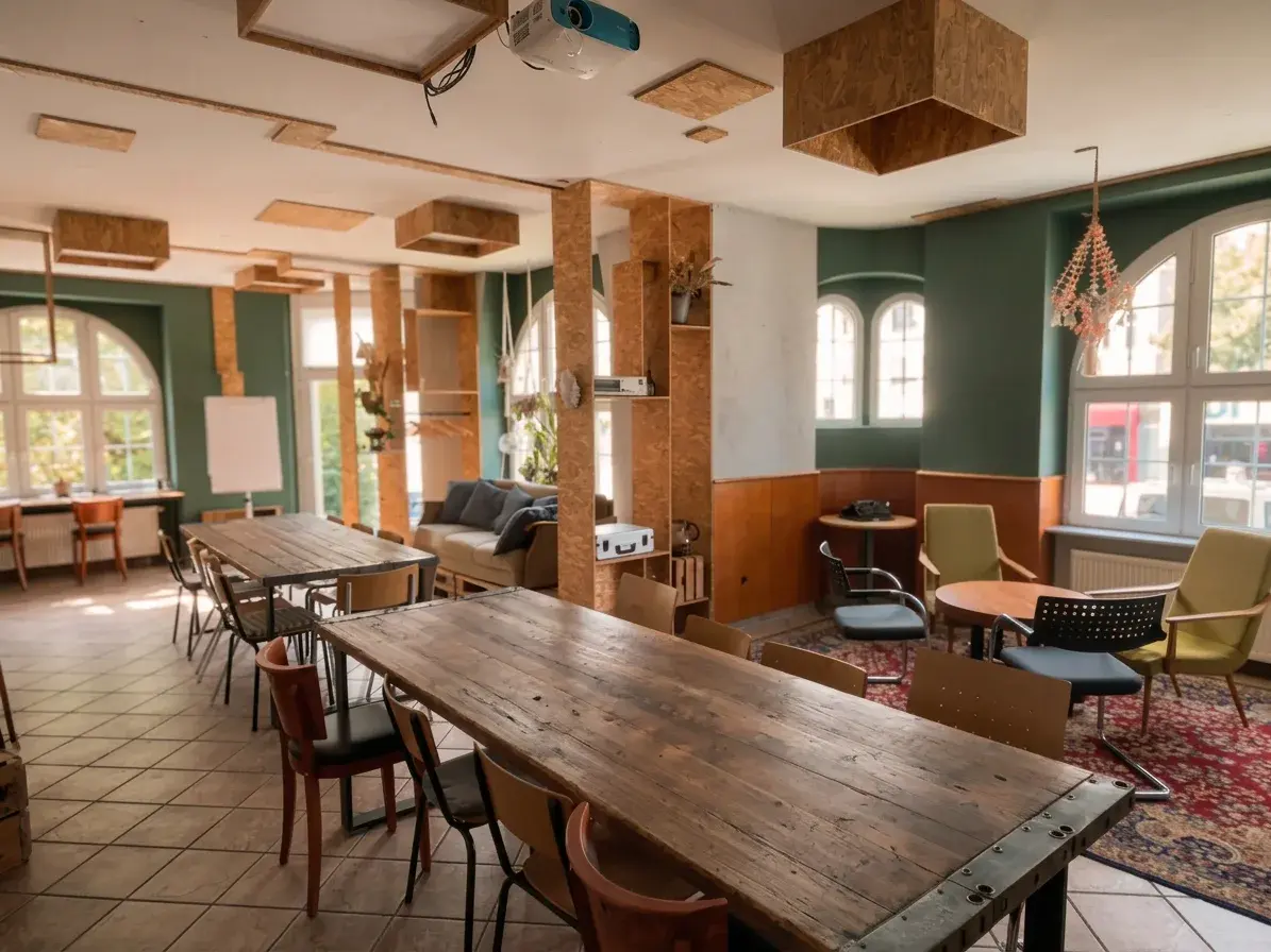 Veranstaltungsraum space in Erfurt mit großen Echtholztischen, Vintagemöbeln, Flipchart und Beamer für Workshops, Meetings und Feiern